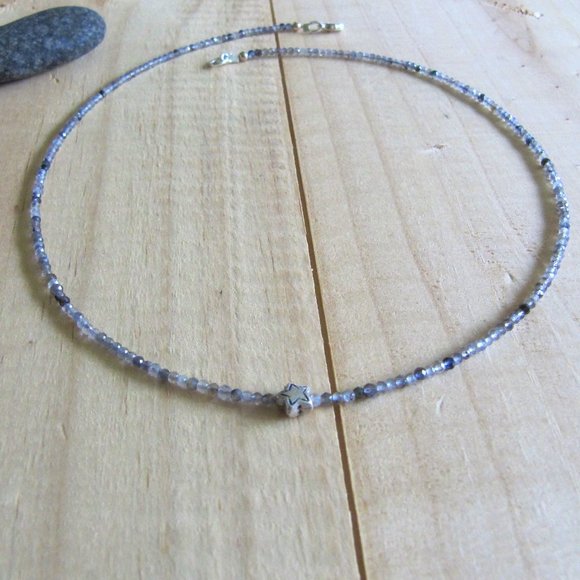 Iolite necklace with a little sterling silver flower - Picture 1 of 4